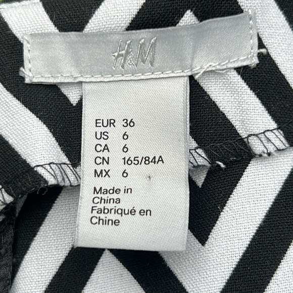 H&M Black and White Chevron Sleeveless Top W/ Peplum Size 6 - Picture 7 of 8